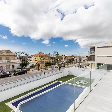 New Colossus With Pool Villa Ferreiras